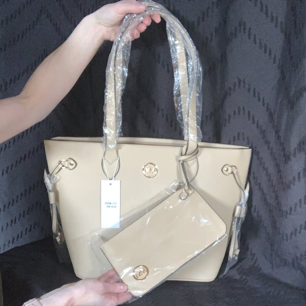 🎉NWT Marilyn Monroe Signature Tote with Matching Wristlet - Tan/Red